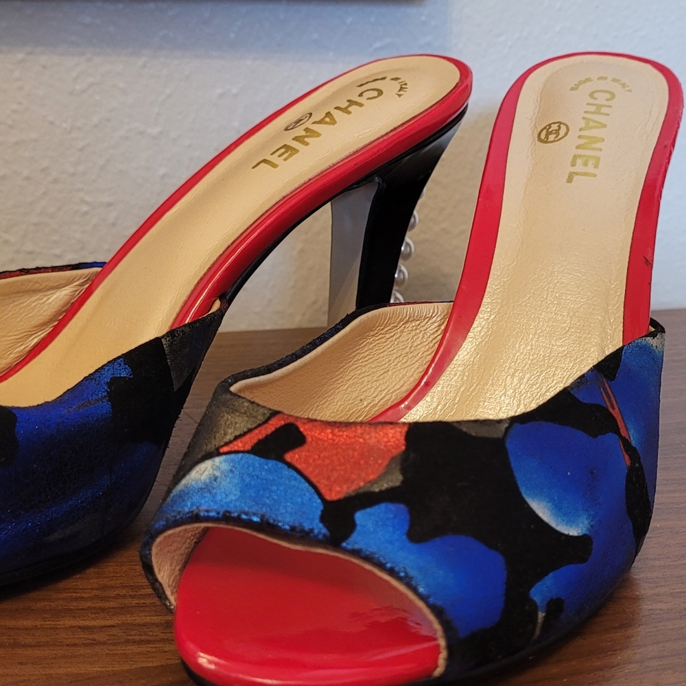 CHANEL Multicolor pearl embellished kitten heel